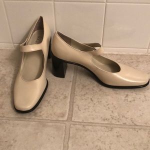 Classic Mary Jane Block Heel Pumps in Cream